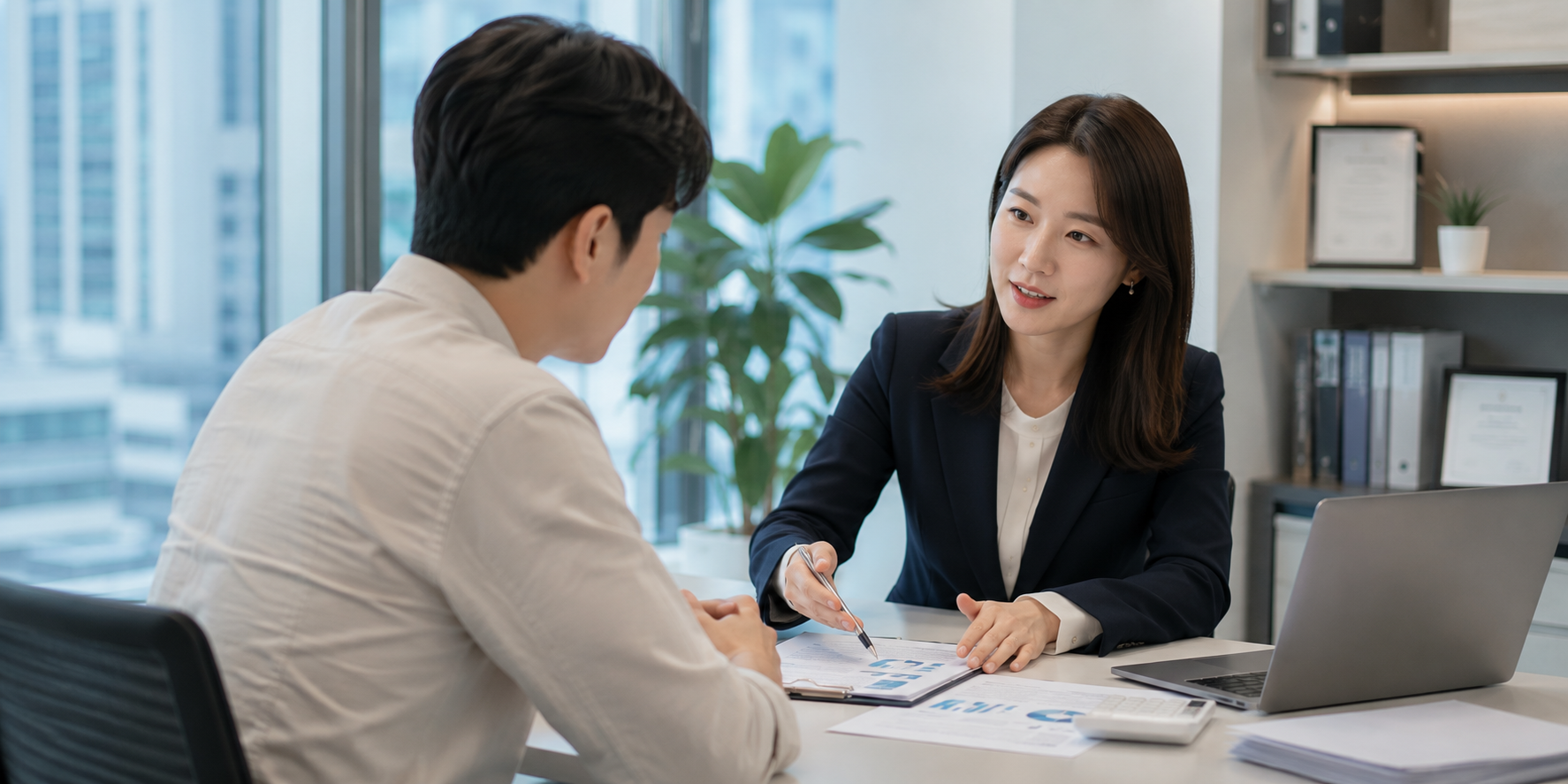 기업 대표와 컨설턴트 상담 장면